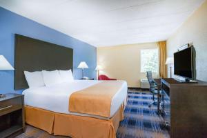 A bed or beds in a room at Days Inn by Wyndham Wilkes Barre