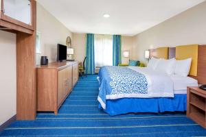 TV a/nebo společenská místnost v ubytování Arya Inn & Suites