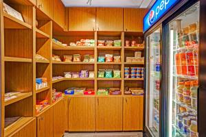 Supermarket nebo jiné obchody v  hotelu nebo okolí