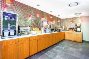 Kuchyň nebo kuchyňský kout v ubytování Arya Inn & Suites