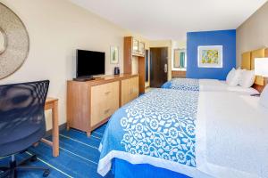 Postel nebo postele na pokoji v ubytování Arya Inn & Suites