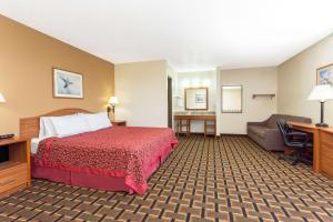 a hotel room with a bed and a desk at Days Inn by Wyndham Paxton in Paxton