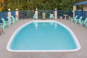 Bazén v ubytování Days Inn by Wyndham Picayune nebo v jeho okolí