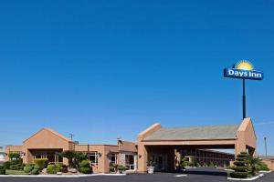 un día de señal de posada frente a un edificio en Days Inn by Wyndham Chowchilla Gateway to Yosemite, en Chowchilla