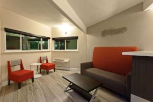 Area soggiorno di Days Inn by Wyndham Chowchilla Gateway to Yosemite
