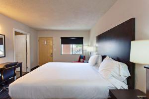Letto o letti in una camera di Days Inn by Wyndham Chowchilla Gateway to Yosemite