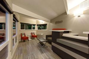 Area soggiorno di Days Inn by Wyndham Chowchilla Gateway to Yosemite