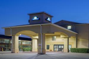 un edificio con un cartel encima en Days Inn by Wyndham Dallas Garland West, en Garland