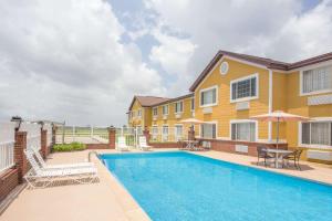 una piscina frente a una casa en Days Inn by Wyndham Lake Village, en Lake Village