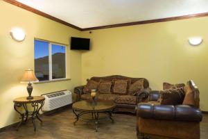 sala de estar con sofá y mesa en Days Inn by Wyndham Hurricane/Zion National Park Area, en Hurricane