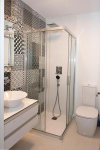 uma casa de banho com um chuveiro, um WC e um lavatório. em Playa Elisa Bay 108-113 em Pilar de la Horadada