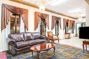 Covington的住宿－科文頓戴斯酒店，客厅配有真皮沙发和桌子