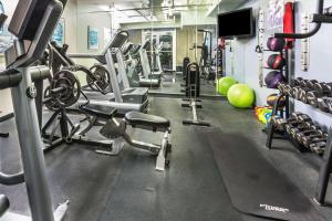 Fitness centrum a/nebo fitness zařízení v ubytování Days Inn by Wyndham Virginia Beach At The Beach