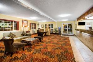 uma sala de estar com um sofá e cadeiras num tapete em Days Inn by Wyndham Yakima em Yakima