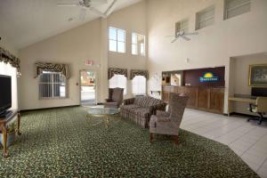TV a/nebo společenská místnost v ubytování Days Inn by Wyndham Alma