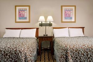 Quality Inn St Paul Minneapolis Midway في سانت بول: غرفه فندقيه سريرين ومصباحين