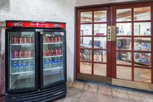 uma máquina de refrigerantes em frente a uma loja em Days Inn by Wyndham Castaic Six Flags Magic Mountain em Castaic