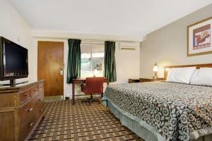 聖保羅的住宿－聖保羅- 明尼阿波利斯- 中途島戴斯酒店，配有一张床和一台平面电视的酒店客房