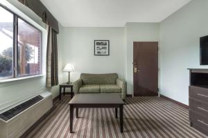 TV a/nebo společenská místnost v ubytování Days Inn & Suites by Wyndham Dallas