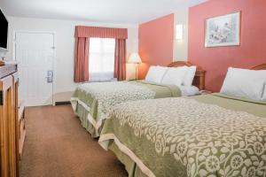 Postel nebo postele na pokoji v ubytování Days Inn by Wyndham Bastrop