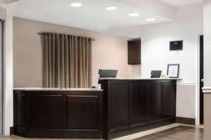 una sala de espera en una oficina dental en Days Inn & Suites by Wyndham Dallas en Dallas