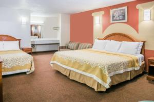 Postel nebo postele na pokoji v ubytování Days Inn by Wyndham Bastrop