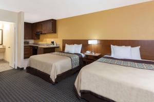 Säng eller sängar i ett rum på Days Inn by Wyndham Mission Valley-SDSU