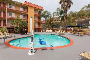 uma piscina em frente a um hotel em Days Inn by Wyndham Mission Valley-SDSU em San Diego