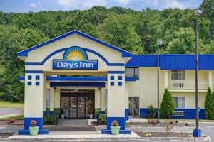 a building with a day inn sign on the front at Days Inn by Wyndham Southington in Southington