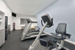 Fitness centrum a/nebo fitness zařízení v ubytování Days Inn & Suites by Wyndham Dallas