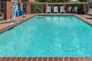 Bazén v ubytování Days Inn & Suites by Wyndham Dallas nebo v jeho okolí