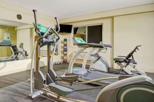 un gimnasio con dos máquinas de cardio en una habitación en Days Inn by Wyndham Southington, en Southington