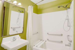 y baño con lavabo, espejo y ducha. en Days Inn by Wyndham Lehi, en Lehi