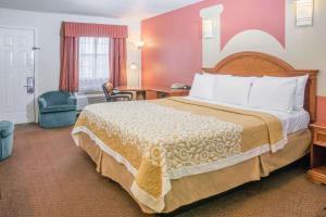 Postel nebo postele na pokoji v ubytování Days Inn by Wyndham Bastrop