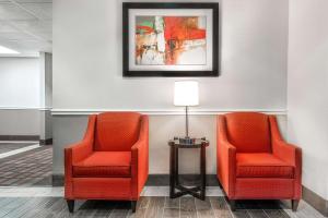 Гостиная зона в Days Inn & Suites by Wyndham Dallas