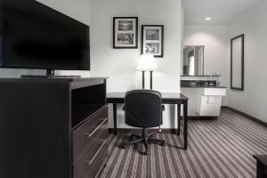 TV a/nebo společenská místnost v ubytování Days Inn & Suites by Wyndham Dallas