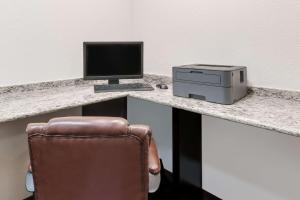 TV a/nebo společenská místnost v ubytování Days Inn & Suites by Wyndham Dallas