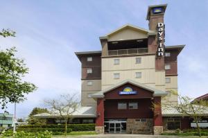 een hotelgebouw met een bord erop bij Days Inn by Wyndham Vancouver Airport in Richmond