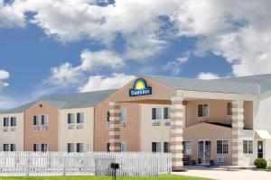 Un hotel con un cartel en la entrada. en Days Inn by Wyndham Butler, en Butler