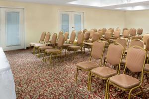 Cette chambre comprend un bouquet de chaises. dans l'établissement Days Inn & Suites by Wyndham Pocahontas, à Pocahontas