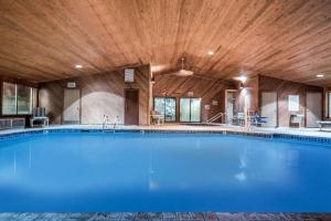 une grande piscine avec un plafond en bois dans l'établissement Days Inn by Wyndham Black River Falls - Access to ATV Trail, à Black River Falls