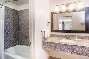 Koupelna v ubytování Days Inn by Wyndham McAllen