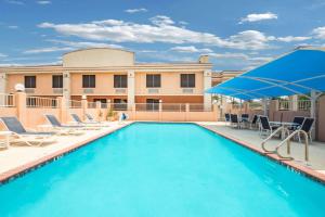 Bazén v ubytování Days Inn by Wyndham McAllen nebo v jeho okolí