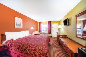 Postel nebo postele na pokoji v ubytování Days Inn by Wyndham McAllen + 24 fotografií