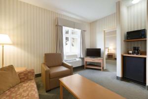 TV a/nebo společenská místnost v ubytování Days Inn by Wyndham Orillia