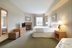 Postel nebo postele na pokoji v ubytování Days Inn by Wyndham Orillia