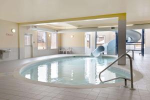 einem Pool mit Rutsche in einem Gebäude in der Unterkunft Days Inn by Wyndham Moose Jaw in Moose Jaw