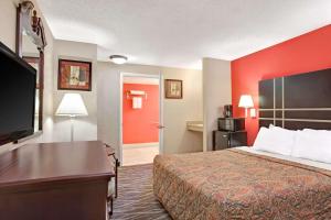 TV a/nebo společenská místnost v ubytování Days Inn by Wyndham Ridgefield NJ + 6 fotografií