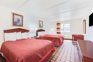 Postel nebo postele na pokoji v ubytování Days Inn & Suites by Wyndham Laredo