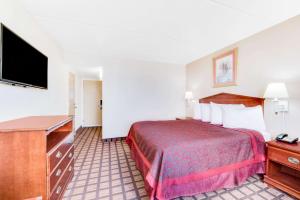 Postel nebo postele na pokoji v ubytování Days Inn & Suites by Wyndham Laredo
